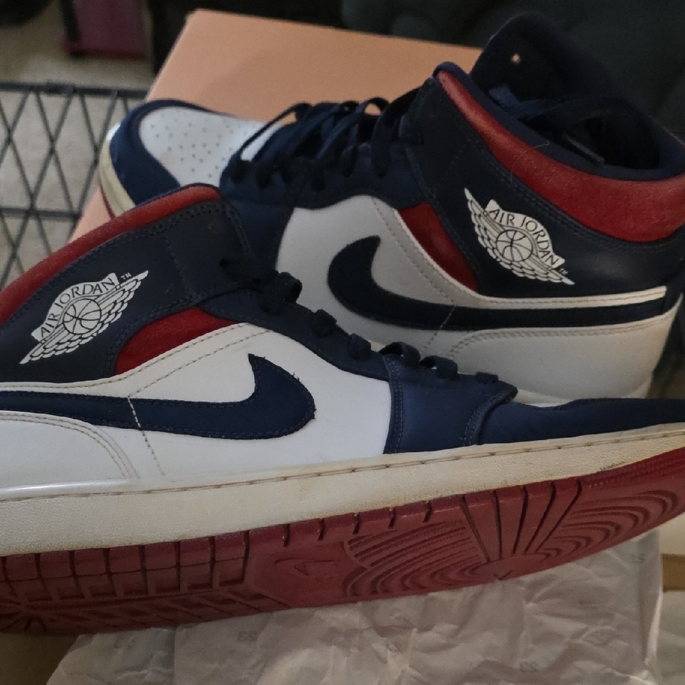 Size 10.5 Jordan Air Jordan 1 Mid SE White and University Red - Picture 9 of 9